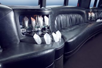 Детали интерьера клубного автобуса Форд F550